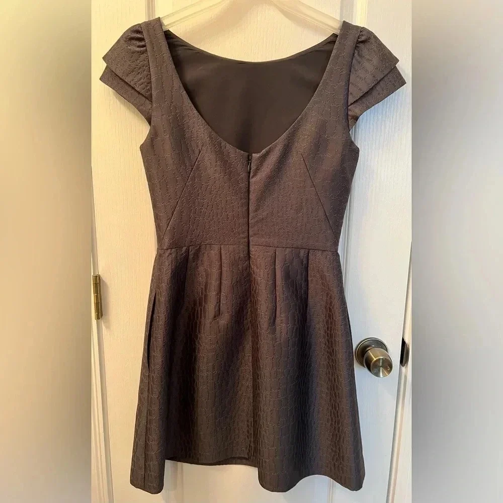 Grey Halston Heritage cap sleeve short cocktail wedding guest size 4.